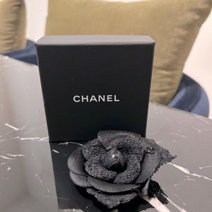 🌺 CHANEL Camelia brooch in navy